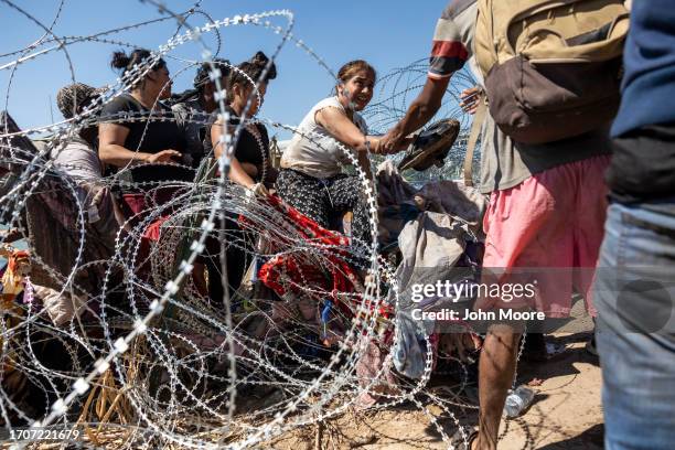 Crossing Razor Wire 2,390 Barbed Wire Cross Stock Photos, High-Res Pictures, and Images ...