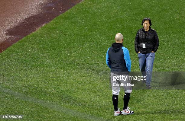 Manager Skip Schumaker of the Miami Marlins talks with Marlins general manager Kim Ng after a long rain delay between the New York Mets and the Miami...