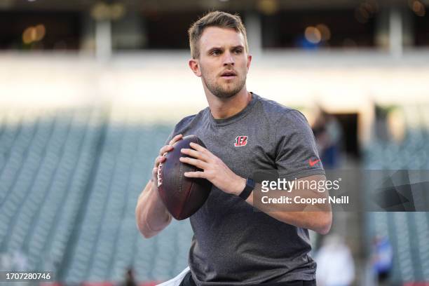 Jake Browning of the Cincinnati Bengals warms up prior to at Paycor Stadium on September 25, 2023 in Cincinnati, Ohio.