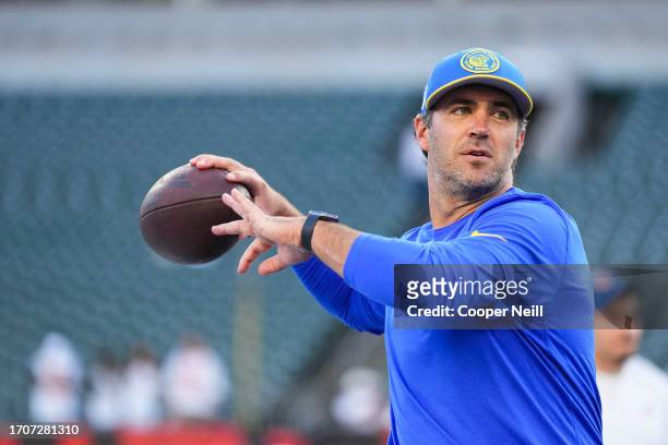 Los Angeles Rams quarterbacks coach Zac Robinson warms up prior to at Paycor Stadium on September 25, 2023 in Cincinnati, Ohio.