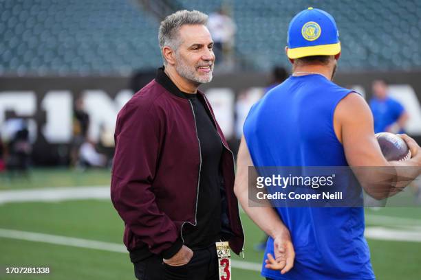 Cooper Kupp of the Los Angeles Rams talks with NFL Networks Kurt Warner prior to at Paycor Stadium on September 25, 2023 in Cincinnati, Ohio.