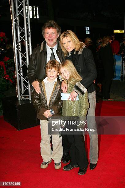 Hans-Joachim Flebbe , Ehefrau Rita Und Kinder Tom Und Farina Bei Der Premiere Von "The Polar Express" Im Cinemaxx Kino In Hamburg