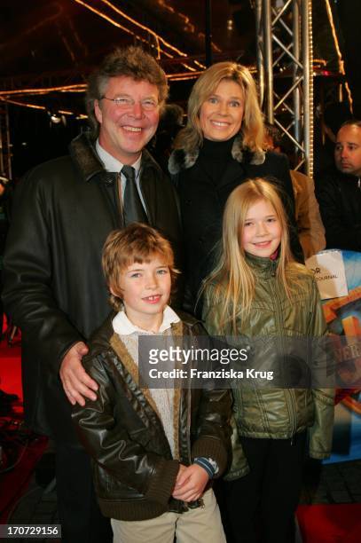 Hans-Joachim Flebbe , Ehefrau Rita Und Kinder Tom Und Farina Bei Der Premiere Von "The Polar Express" Im Cinemaxx Kino In Hamburg