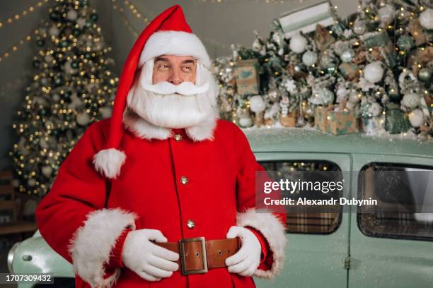 smiling santa claus on the background of a christmas car. christmas concept. - machine christmas tree stock pictures, royalty-free photos & images