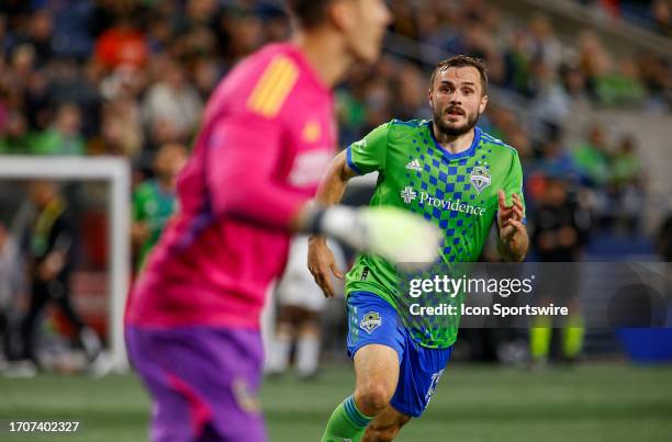 Seattle Sounders forward Jordan Morris keeps pace with Los Angeles Galaxy goalkeeper Jonathan Bond during an MLS match between the LA Galaxy and the...