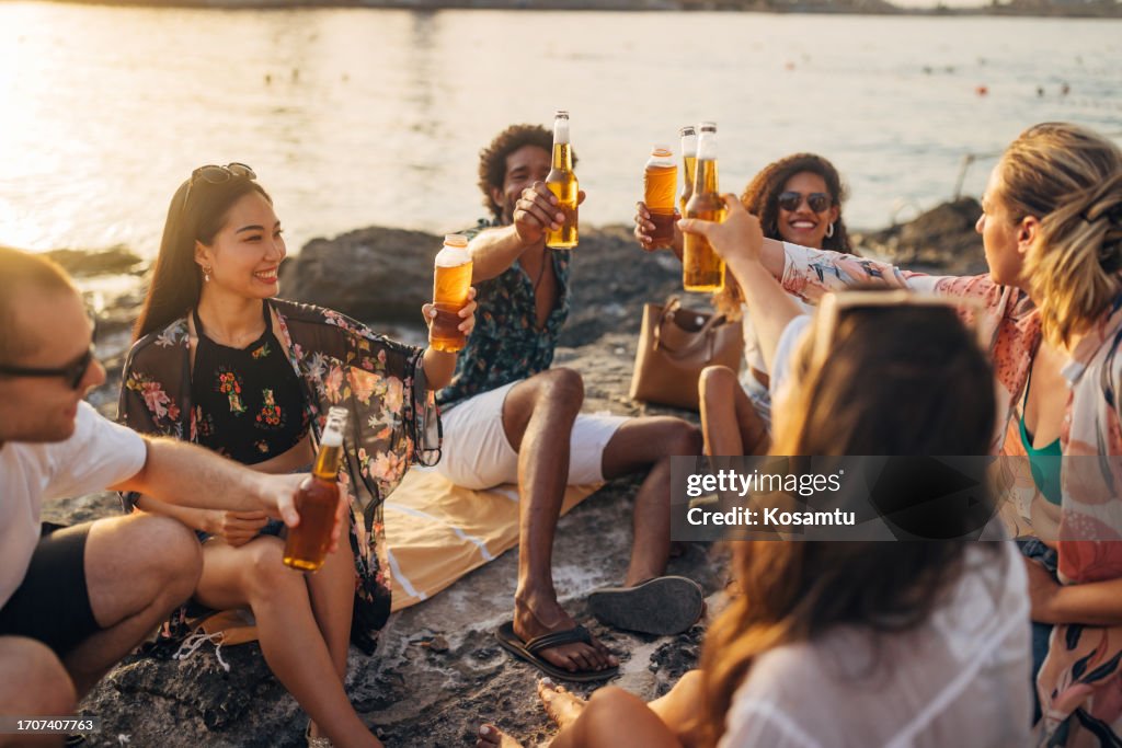 Natureza, alegria e diversidade, amigos no pôr do sol em comemoração e grupo médio de pessoas em férias felizes de verão juntos