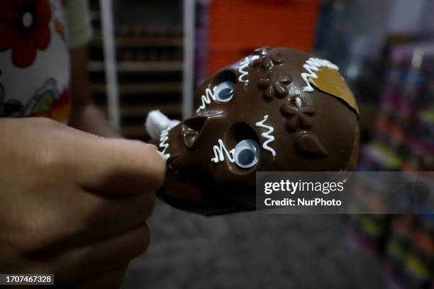 Decoration of chocolate skulls with fondat made by members of the Jimenez Piza family, originally from the State of Toluca and living in the Barrio...