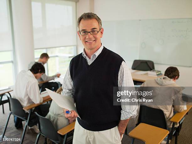 "professor em sala de aula" - professor de faculdade - fotografias e filmes do acervo