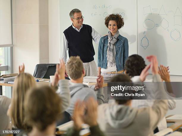 professeur et collège étudiants devant en configuration salle de classe - assistant professor photos et images de collection