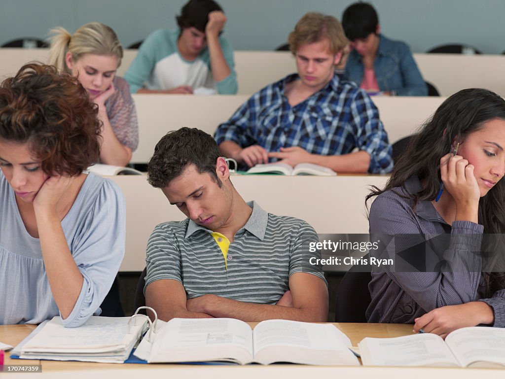Dormir aborrecido college alunos em Sala de Aula de Universidade