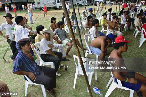 Indians from various tribes listened speech at conference of native camp in Port Alegre, Brazil, January 27, 2001 Indios de varias tribus escuchan un...