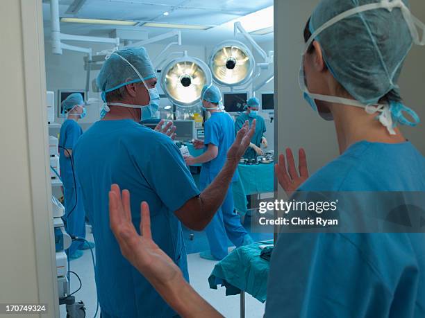 los cirujanos de limpieza de manos de ingresar quirófano - operating room fotografías e imágenes de stock