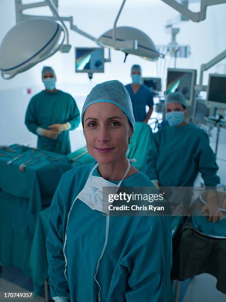 chirurgen stehen in operationssaal - flu mask stock-fotos und bilder