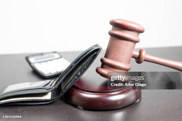 judge's gavel, empty wallet - oordeel juridische procedure stockfoto's en -beelden