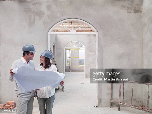 paar holding werkzeuge für haus im bau - couple before marriage stock-fotos und bilder