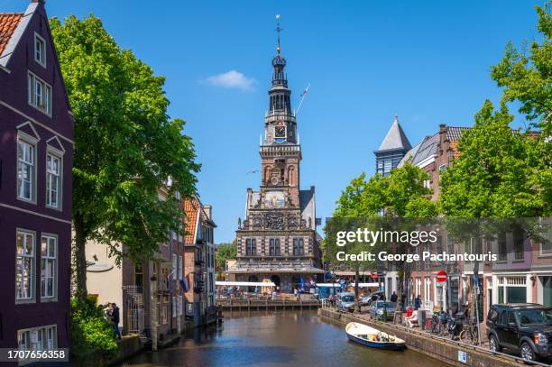 the cheese museum building and a canal in alkmaar, the netherlands - dutch cheese stockfoto's en -beelden