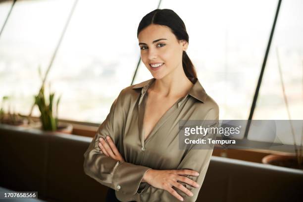 office professional with crossed arms, facing the camera - business person facing away from camera stockfoto's en -beelden