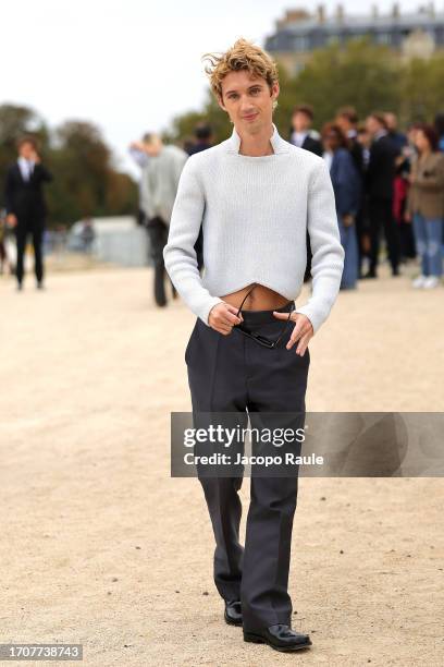 Troye Sivan attends the Loewe Womenswear Spring/Summer 2024 show as part of Paris Fashion Week on September 29, 2023 in Paris, France.