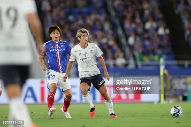 Ryotaro TSUNODA of Yokohama F･Marinos and Yuya OSAKO of Vissel Kobe battle for the ball during the J.LEAGUE Meiji Yasuda J1 29th Sec. Match between...