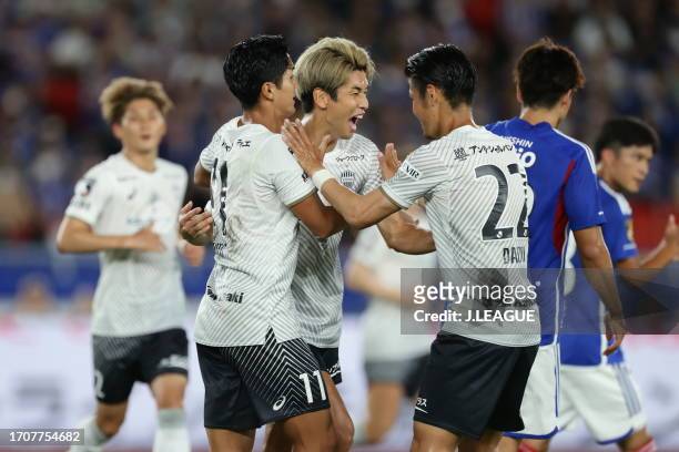 Yuya OSAKO of Vissel Kobe celebrates scoring his side's first goal by penalty during the J.LEAGUE Meiji Yasuda J1 29th Sec. Match between Yokohama...