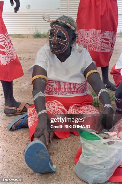 Photo taken on November 29, 1986 at the Blatherskite Park in Alice Springs shows an Aboriginal woman with traditional make-up and clothes as Pope...