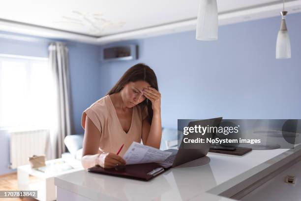 victim of financial fraud - scam victim stock pictures, royalty-free photos & images