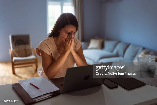victim of financial fraud - roubo empresarial imagens e fotografias de stock