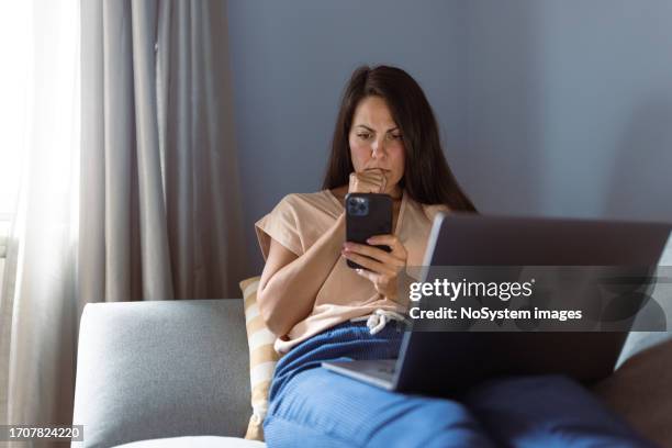 víctima de fraude financiero - estafador fotografías e imágenes de stock