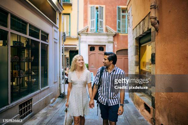 jeune couple d’adultes explorant les rues étroites de la vieille ville, nice lors d’une escapade d’un week-end. - marché provence photos et images de collection