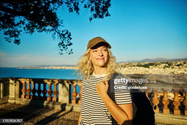 jeune femme profitant de ses vacances à nice, france sur la côte d’azur - tourisme vert photos et images de collection
