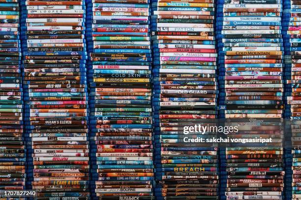 close-up of blu-ray movie discs on shelves - bluray blu ray stockfoto's en -beelden