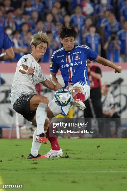 Ryotaro Tsunoda of Yokohama F.Marinos and Yuya Osako of Vissel Kobe compete for the ball during the J.LEAGUE Meiji Yasuda J1 29th Sec. Match between...