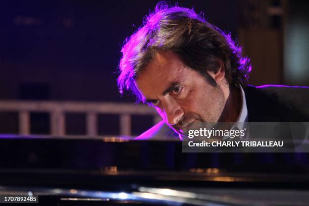 Le compositeur et musicien et homme de télévision français d'origine arménienne, André Manoukian joue au piano le 23 avril 2010 à Paris, lors d'un...