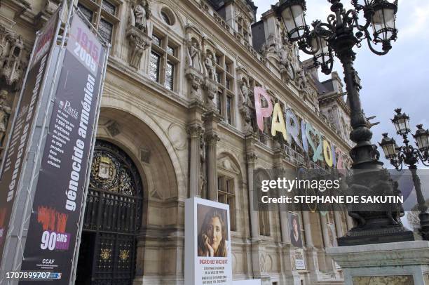 Vue de la façade de l'hôtel de ville devant laquelle sont affichés des kakémonos géants, le 20 avril 2005 à Paris, dans le cadre du 90e anniversaire...