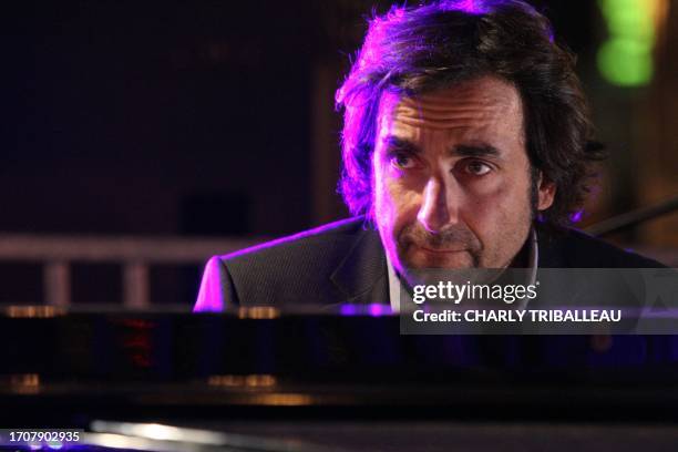 Le compositeur et musicien et homme de télévision français d'origine arménienne, André Manoukian joue du piano le 23 avril 2010 à Paris, lors d'un...