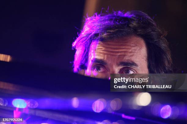 Le compositeur et musicien et homme de télévision français d'origine arménienne, André Manoukian joue du piano le 23 avril 2010 à Paris, lors d'un...