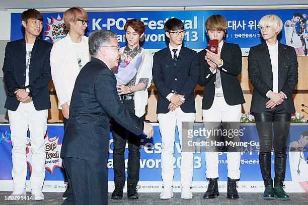Secretary General of The Visit Korea Committee, Hong Ju-Min,Yoon Du-Jun, Son Dong-Woon, Yang Yo-Seop, Lee Gi-Kwang, Yong Jun-Hyung and Jang...