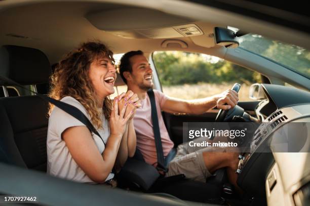 road trip romance - happy couple 個照片及圖片檔