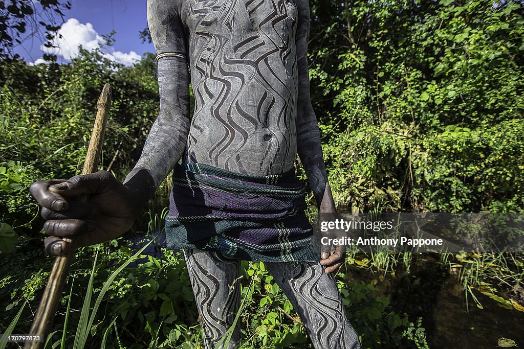 Body painting of a young Mursi tribe