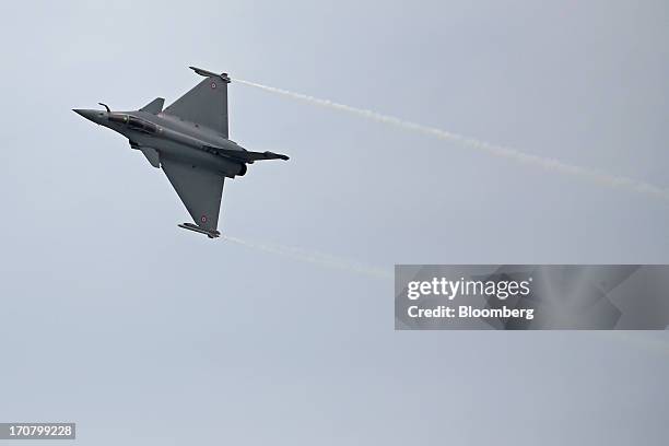 Rafale fighter jet, manufactured by Dassault Aviation SA, performs in a flying display on the second day of the Paris Air Show in Paris, France, on...