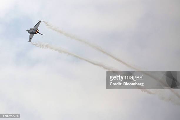 Rafale fighter jet, manufactured by Dassault Aviation SA, performs in a flying display on the second day of the Paris Air Show in Paris, France, on...