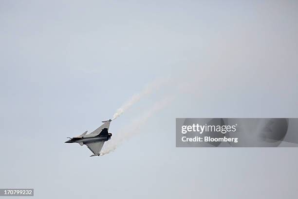 Rafale fighter jet, manufactured by Dassault Aviation SA, performs in a flying display on the second day of the Paris Air Show in Paris, France, on...