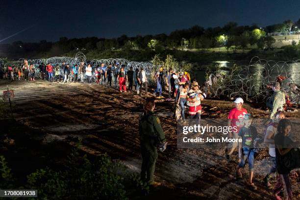 Crossing Razor Wire Barbed Wire Border Crossing Photos and Premium High Res Pictures ...