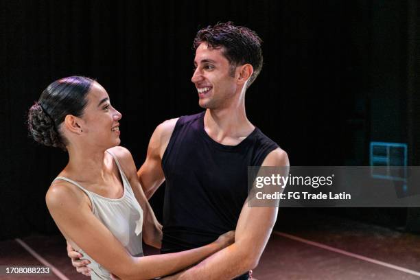 junge ballettfreunde umarmen sich im bühnentheater - we love latinos latin thespians stock-fotos und bilder