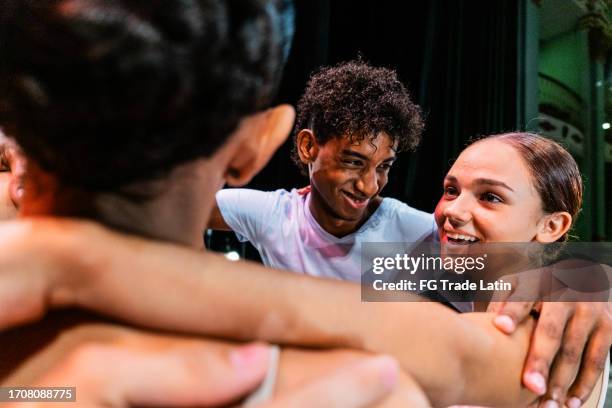 jóvenes bailarines de ballet hablando antes de la actuación en el teatro del escenario - young artists unite fotografías e imágenes de stock