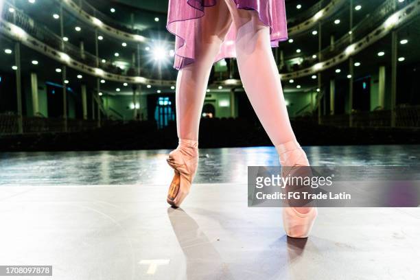 niedriger teil der ballerina auf zehenspitzen im bühnentheater - adult gymnast feet stock-fotos und bilder