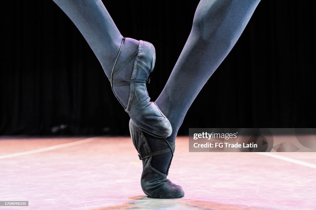 Sección baja de un bailarín de ballet de puntillas en el teatro del escenario