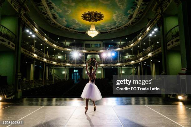 junge ballerina probt auf einem bühnentheater - schauspieler stock-fotos und bilder