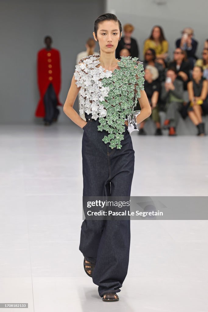 Loewe : Runway - Paris Fashion Week - Womenswear Spring/Summer 2024