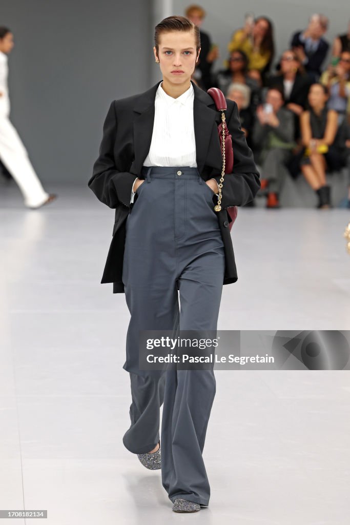 Loewe : Runway - Paris Fashion Week - Womenswear Spring/Summer 2024